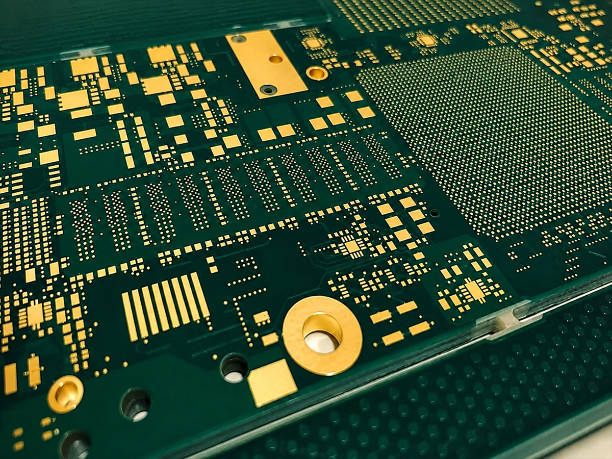 RF and microwave PCB with green solder mask and gold pads