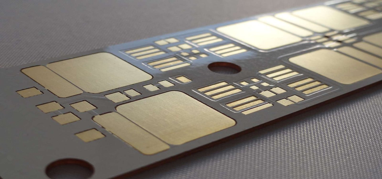 Ceramic substrate copper pattern | GlobalWellPCB White circuit substrate with broad copper pads and narrow traces