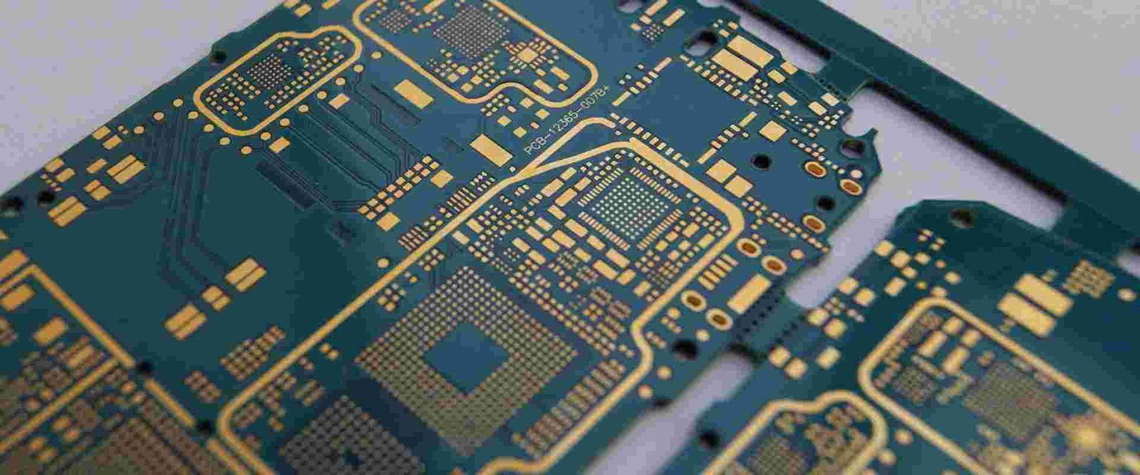 Fine-pitch circuit board pads | GlobalWellPCB Close-up of a blue circuit board with fine-pitch pads and closely routed traces